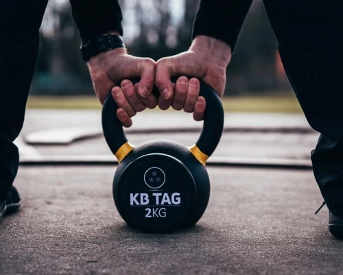 Kettlebell dead lift s KB TAGem z boku