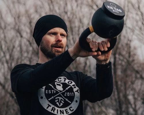 Kettlebell swing s KB TAGem zespodu – detail