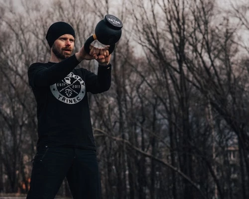 Kettlebell swing s KB TAGem zespodu – horní poloha