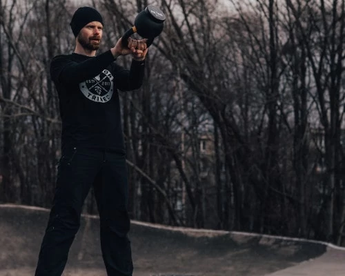 Kettlebell swing s KB TAGem zespodu – celá postava