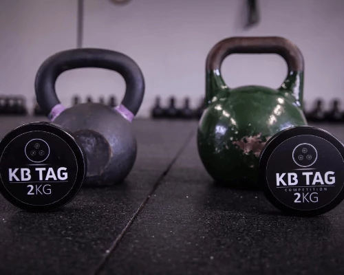 Dva kettlebelly s KB TAGem 2 kg – klasický a COMPETITION